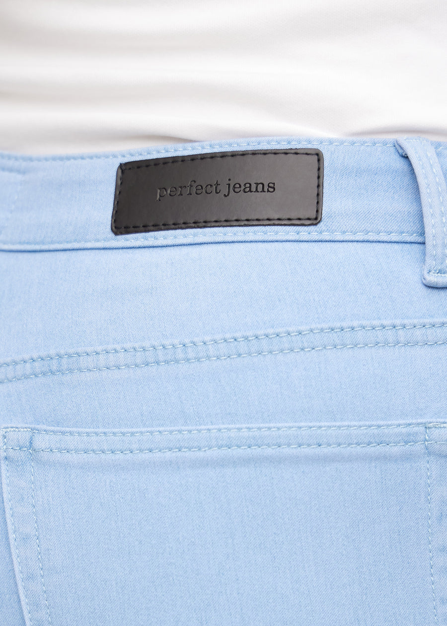 Baglommen på et par lyseblå regular capris, hvor man kan se logoet på en plus-size model.