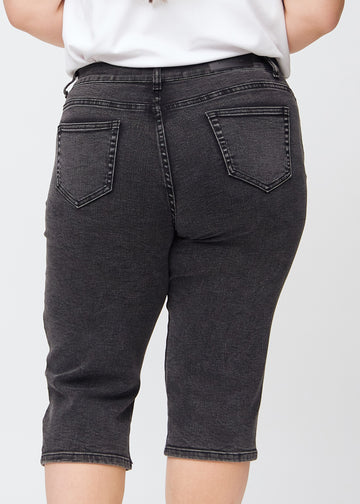 Mørkegrå denim regular capris set bagfra tæt på en plus-size model for at vise detaljer.