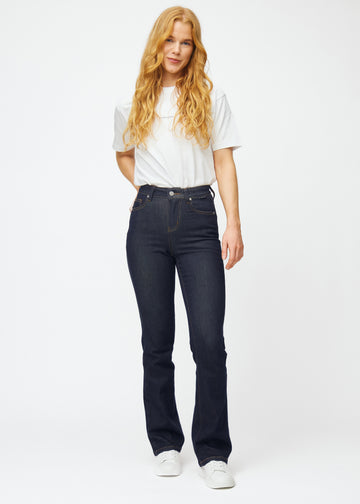 Model viser dyb mørkeblå denim jeans til kvinder i farven Midnights med bootcut pasform i bevægelse.