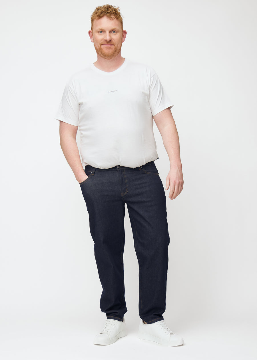 Plus-size model viser dyb mørkeblå denim jeans til mænd i farven Midnights med regular pasform i bevægelse.